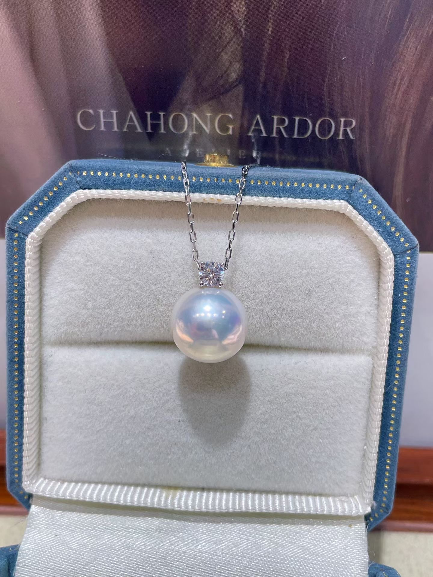 经典戴妃项链~！正圆基本无瑕，炫彩双色，正面是蓝光，背面是樱花粉~！太稀有了！！通体s925纯银配件~